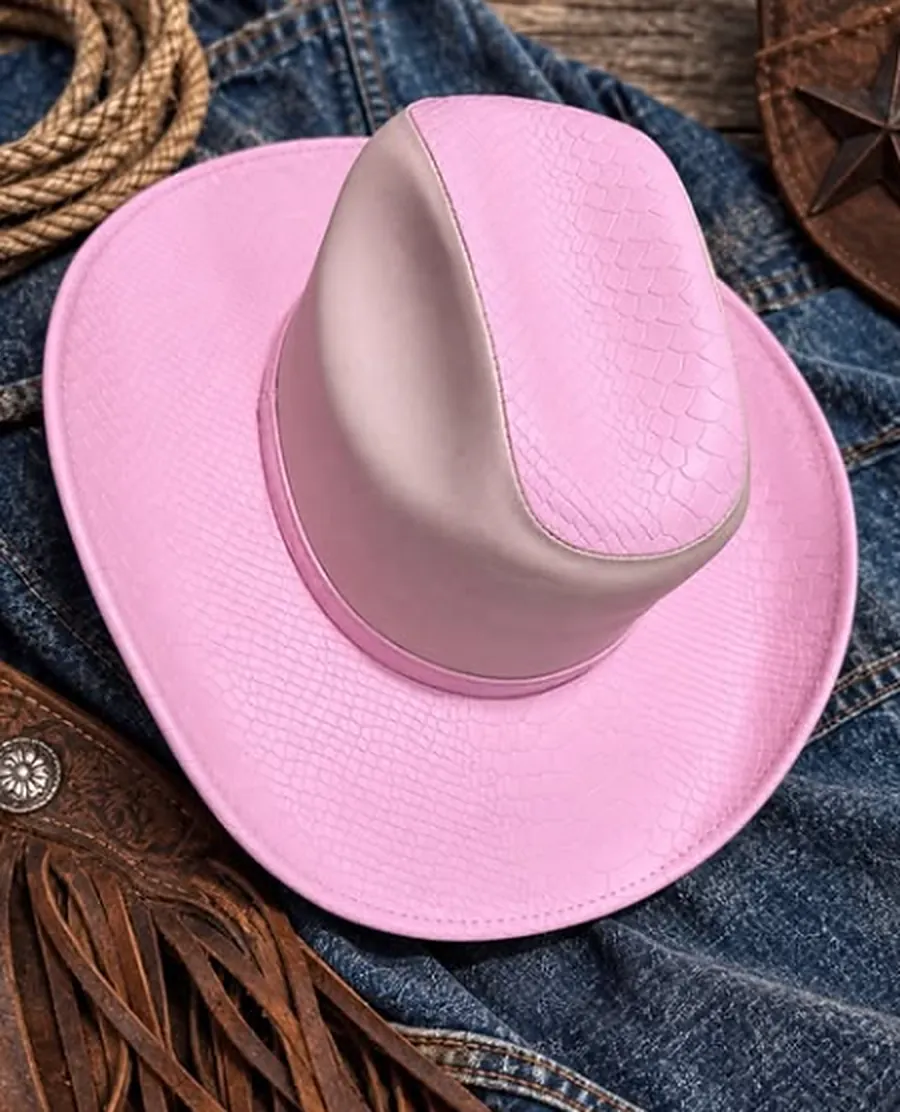 Sombrero rosa con grabado de serpiente