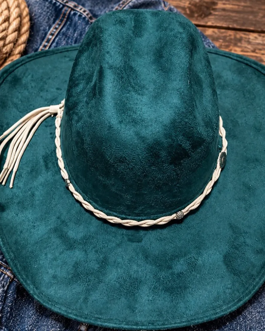 Sombrero verde botella con trenza blanca