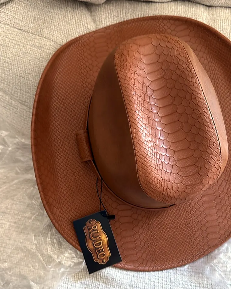 Sombrero de vinil estilo Chihuahua color coñac con grabado