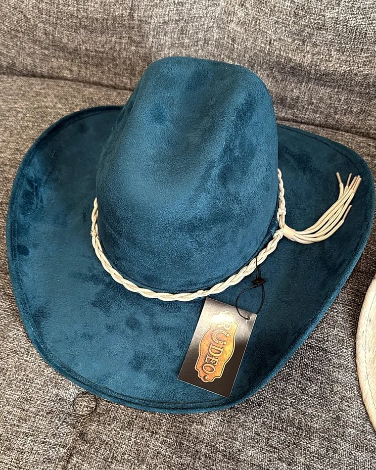 Sombrero de gamuza azul petróleo con trenza blanca