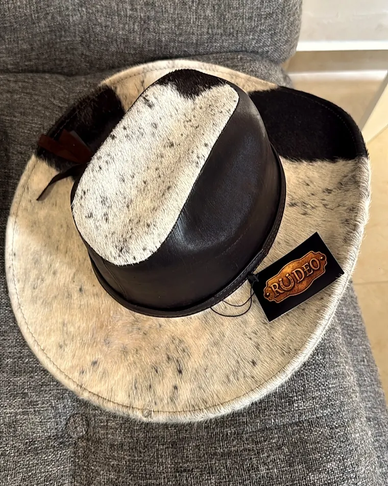 Sombrero de piel con pelo blanco y negro