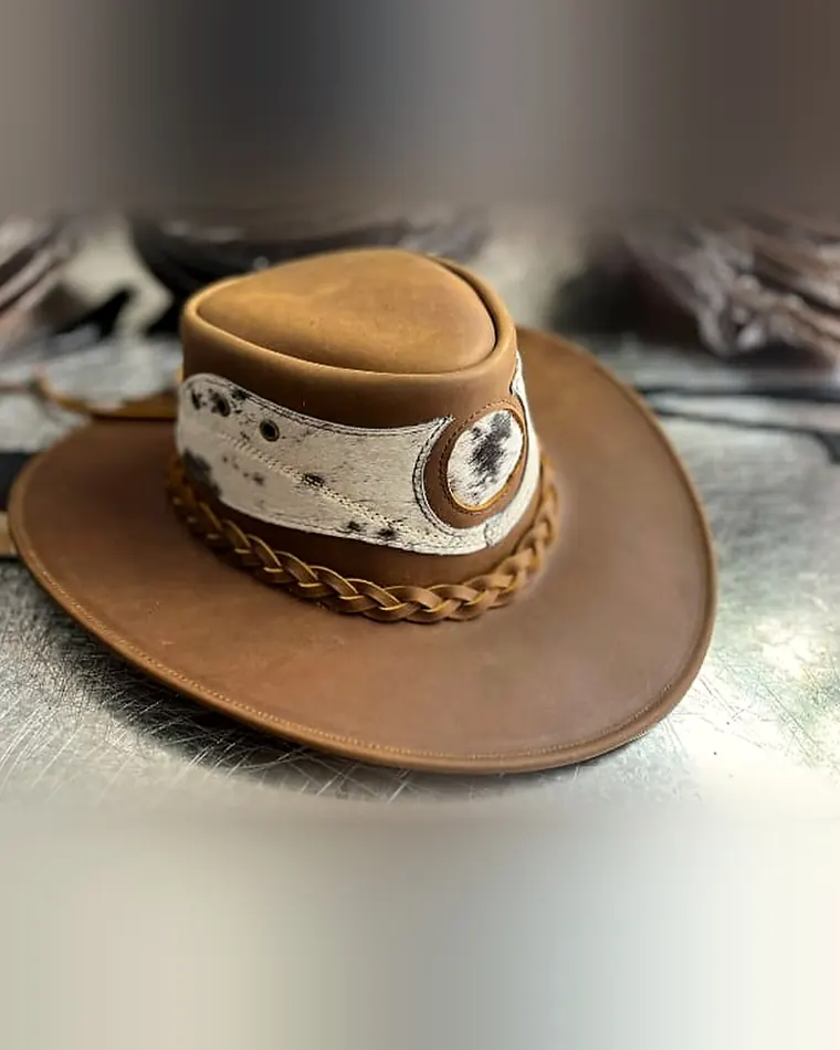 Sombrero de piel café con cinta de piel con pelo y trenza